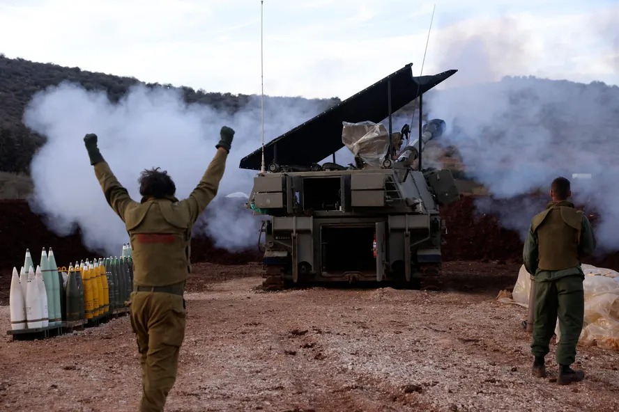 Soldado gesticula enquanto unidade de artilharia israelense dispara em direção ao sul do Líbano, em 22 de novembro