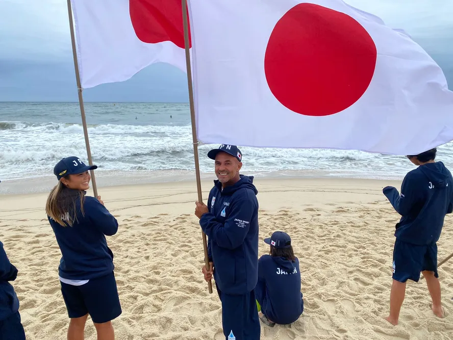 O ex-surfista profissional brasileiro Victor Ribas é técnico da seleção do Japão no Mundial Júnior ISA