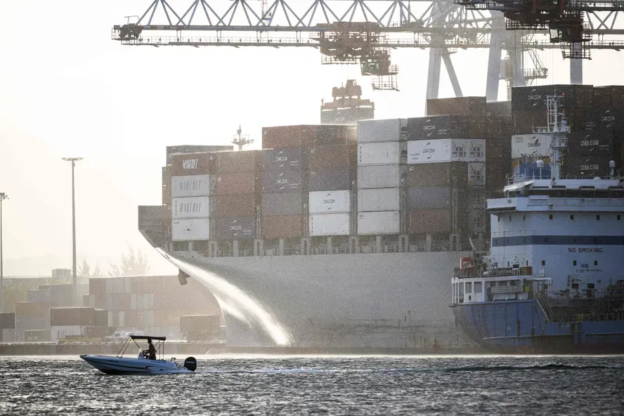 Navio na costa francesa 