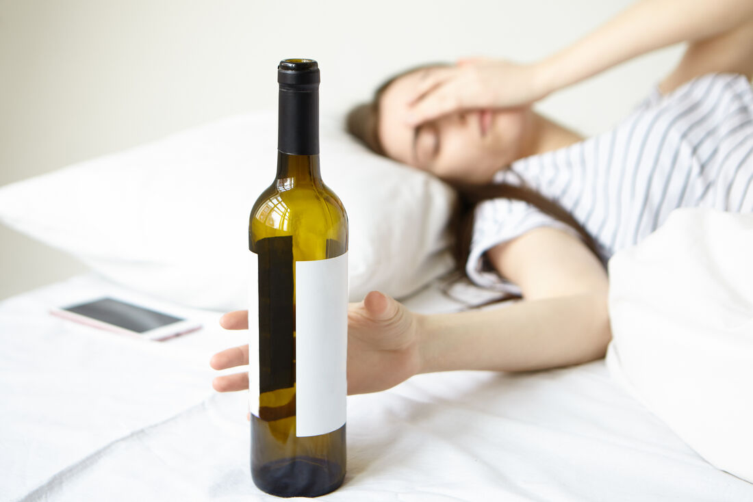 A água pode aliviar ou prevenir uma ressaca? Entenda o que diz estudo vinho