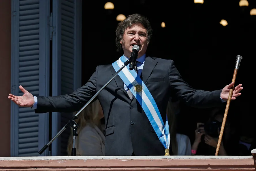 O novo presidente da Argentina, Javier Milei, fala à multidão de uma varanda do palácio do governo Casa Rosada durante sua posse em Buenos Aires, em 10 de dezembro de 2023 