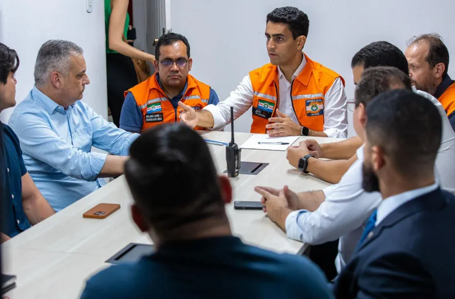 Prefeito de Maceió, João Henrique Caldas, em reunião para debater plano emergencial na cidade