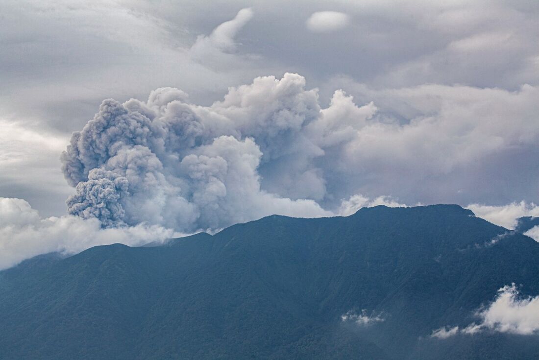 Vulcão entra em erupção na Indonésia