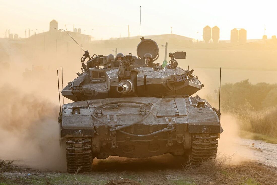 Tanque militar israelense passa perto da fronteira com a Faixa de Gaza 