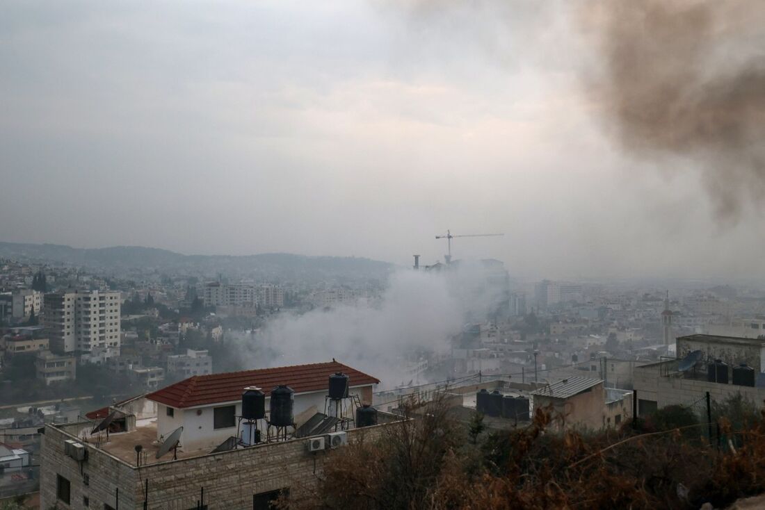 Ondas de fumaça durante um ataque israelense ao campo de refugiados de Jenin, na Cisjordânia ocupada