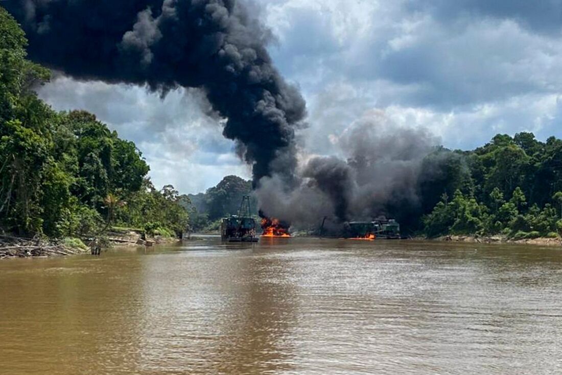 Forças policiais brasileiras e colombianas desmantelaram, em uma operação conjunta, 19 pontos de garimpo ilegal de ouro na Amazônia