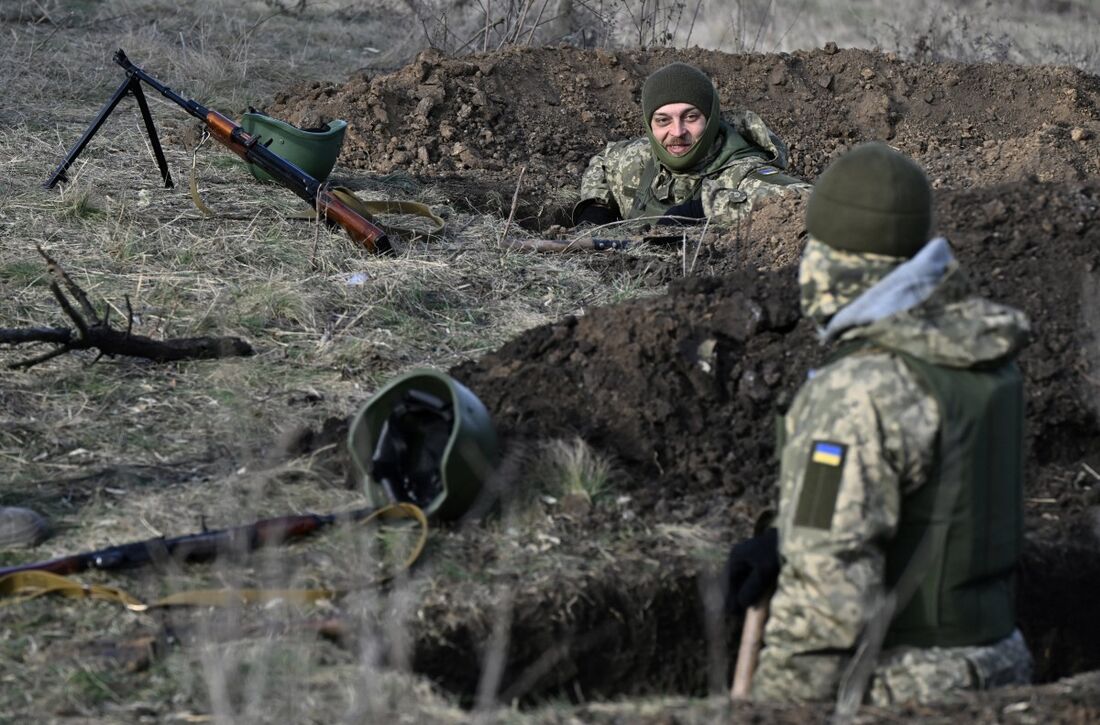 Militares ucranianos da 42ª Brigada Mecanizada participam de um exercício militar de campo na região de Donetsk