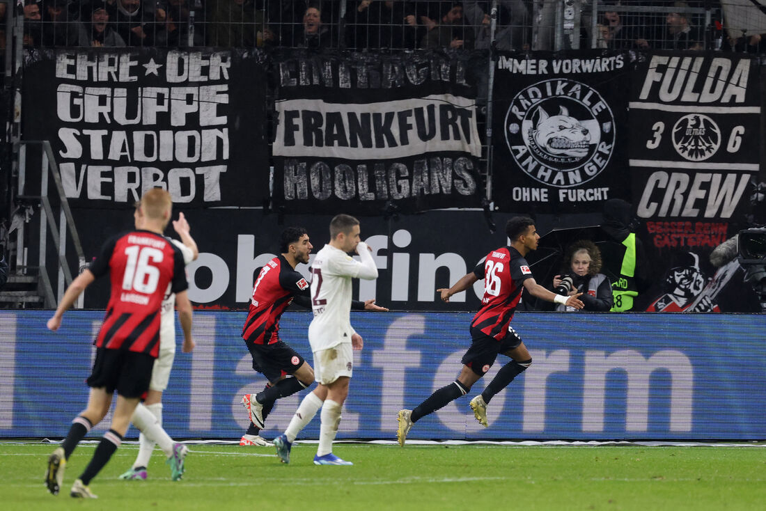 Jogadores do Frankfurt comemoram um dos gols da goleada