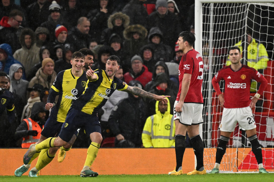 Jogadores do Bournemouth comemoram um dos gols da vitória