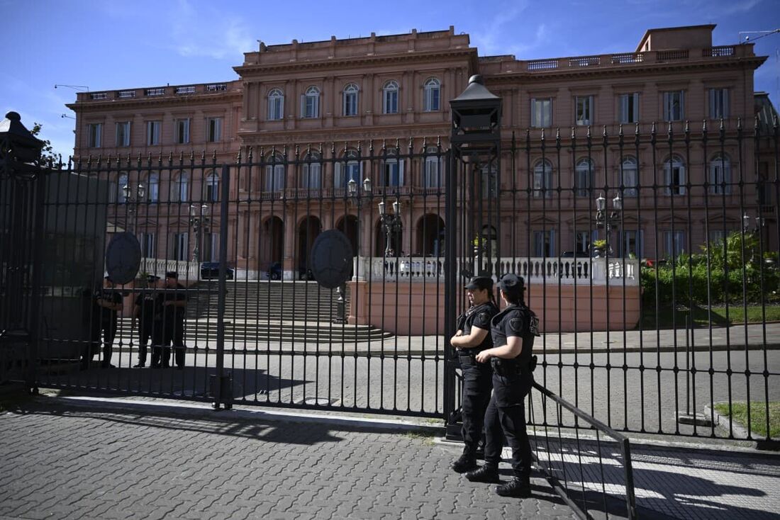 Polícia monta guarda no palácio presidencial Casa Rosada, em Buenos Aires, 