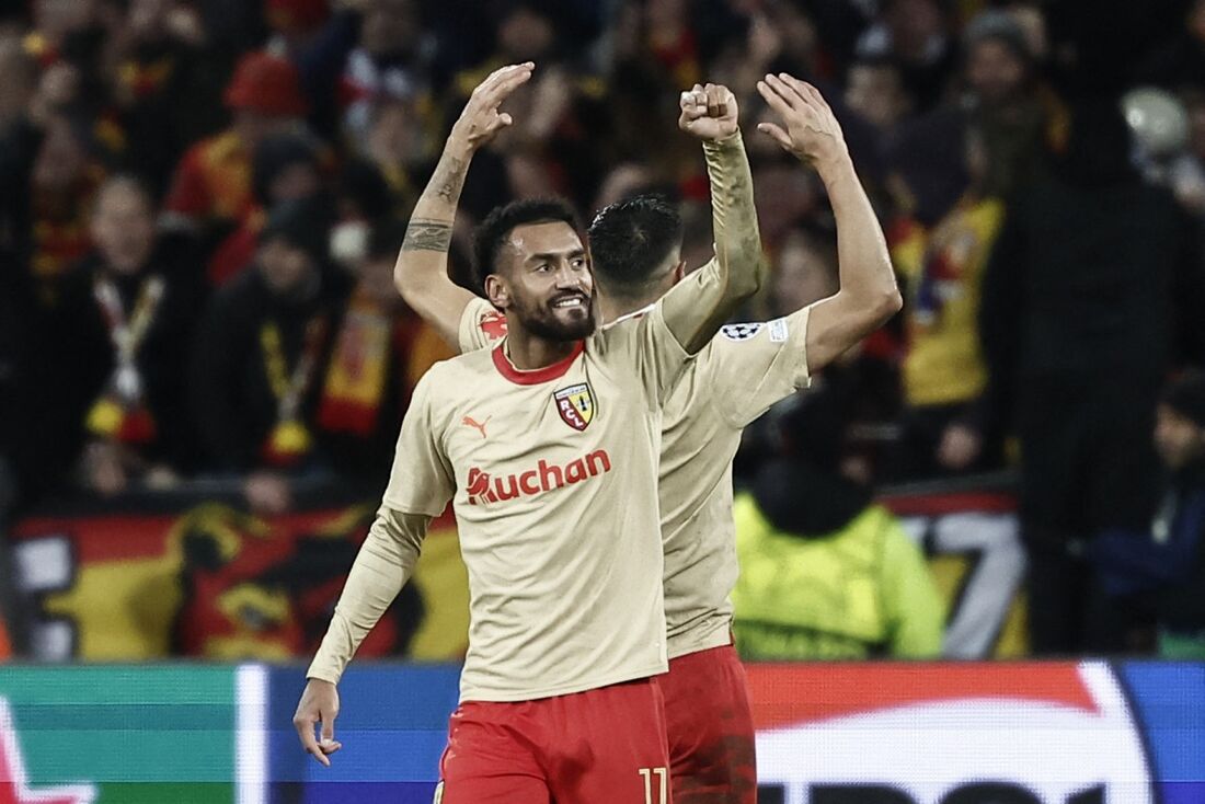 Jogadores do Lens celebram vitória sobre o Sevilla