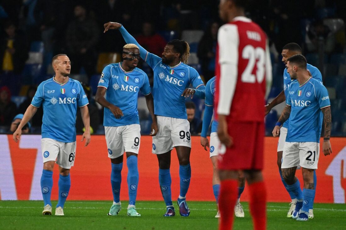 Jogadores do Napoli comemoram gol de Osimhen 