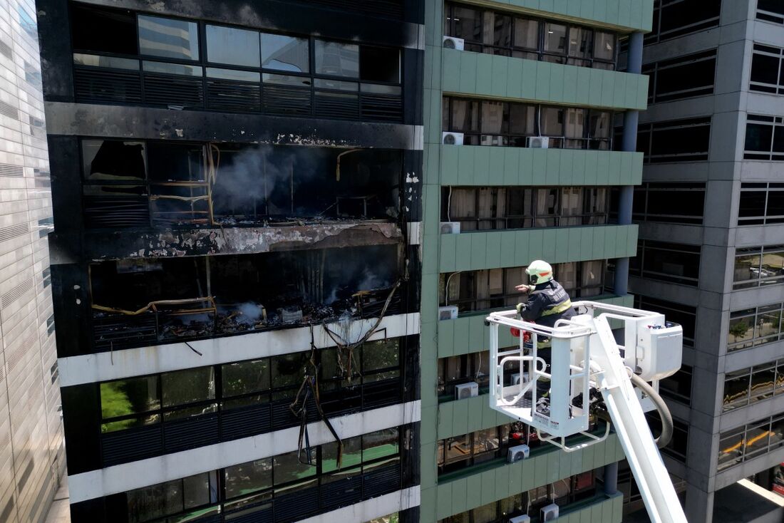 Um incêndio em um prédio próximo ao Ministério do Trabalho, no centro de Buenos Aires, deixou, nesta terça-feira (12), um morto