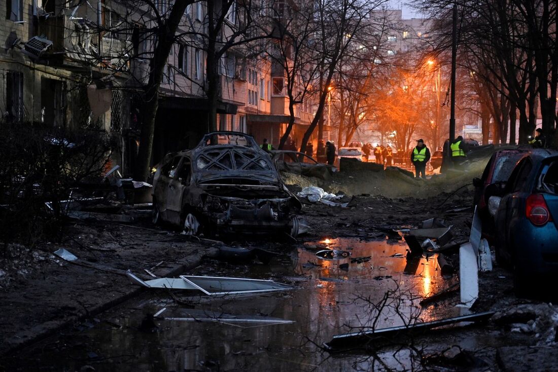 Carros destruídos após ataque russo em Kiev