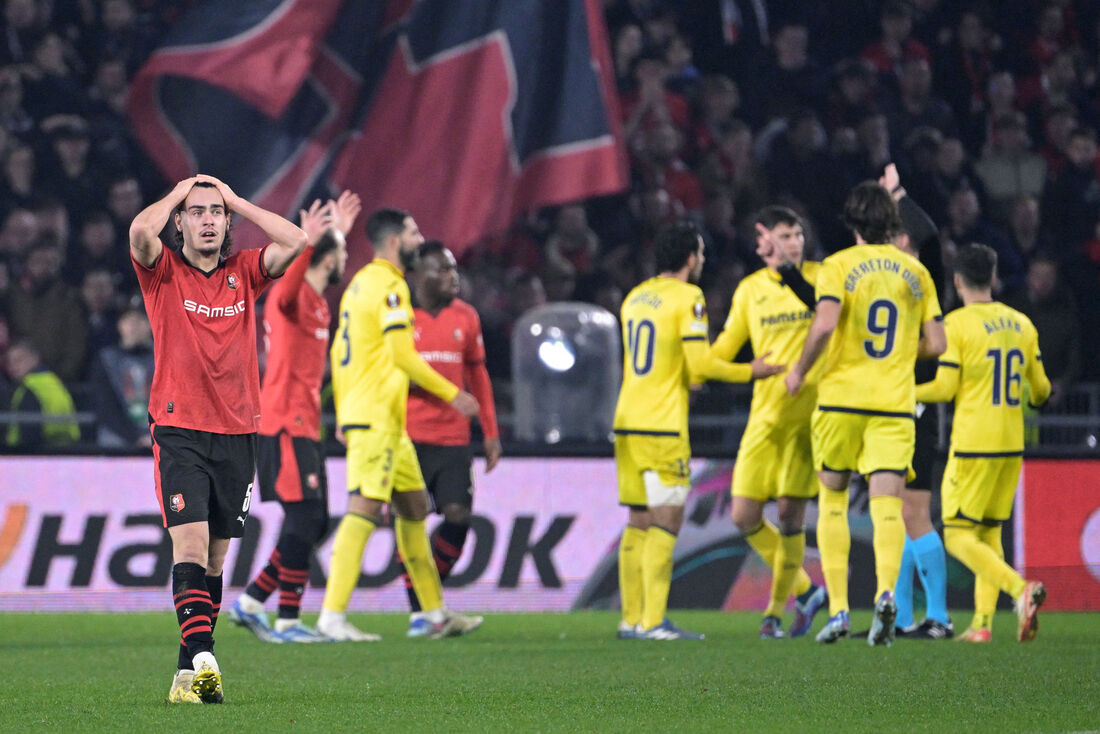 Zagueiro do Rennes, Arthut Theate (esq.) após o gol do Villareal