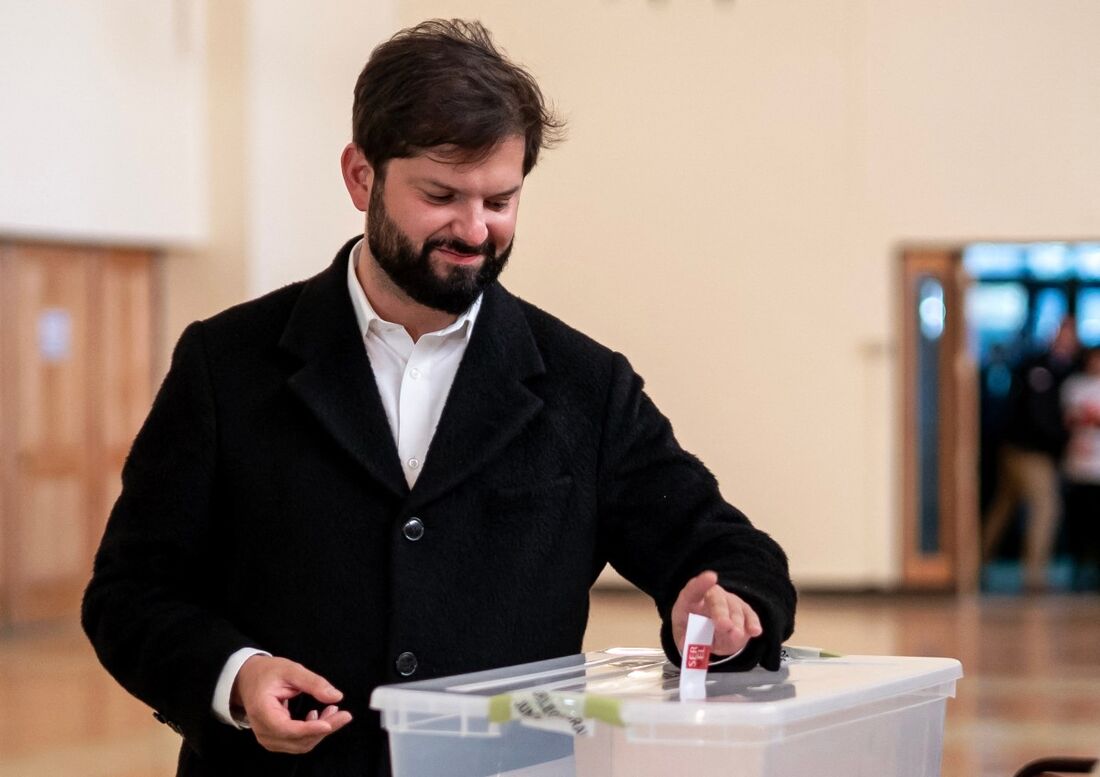 Presidente Gabriel Boric vota em plebiscito para a nova proposta de constituição do Chile