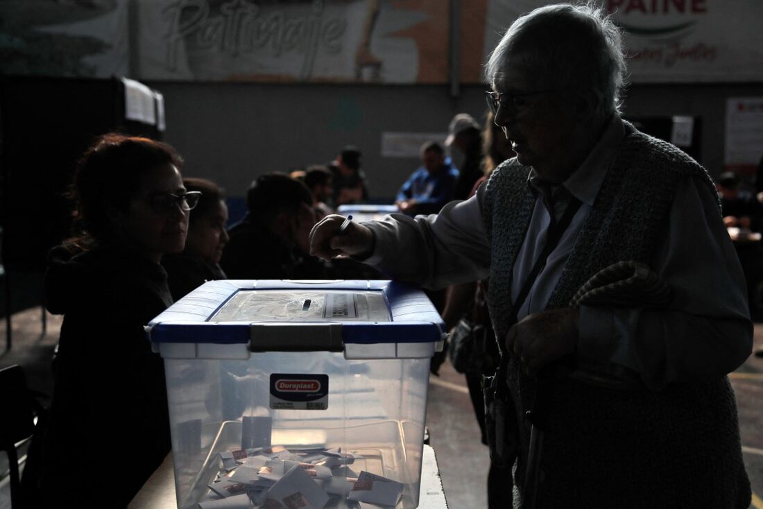 Eleitores votam em plebiscito sobre Constituição no Chile