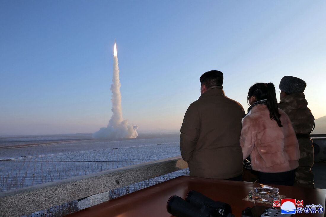 Kim Jong Un observa lançamento do maior míssil do arsenal norte-coreano