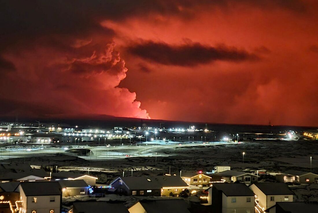 Céu da Islândia fica laranja devido à erupção vulcânica