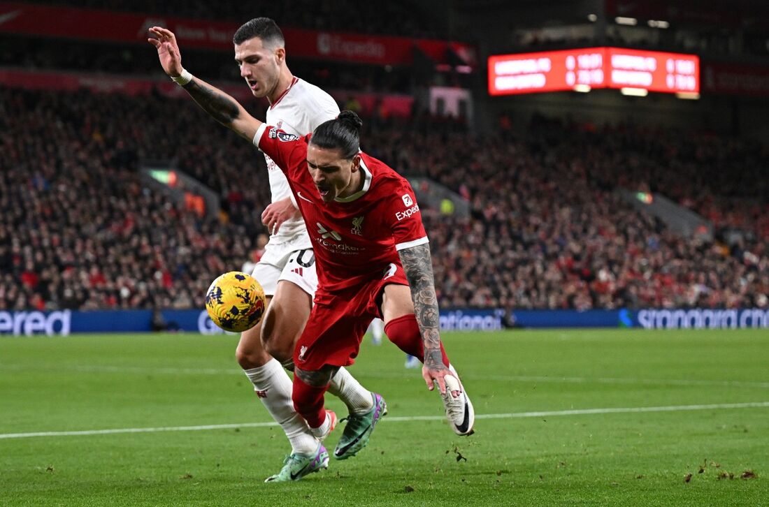 Liverpool busca empate contra o Arsenal em jogo de gols brasileiros