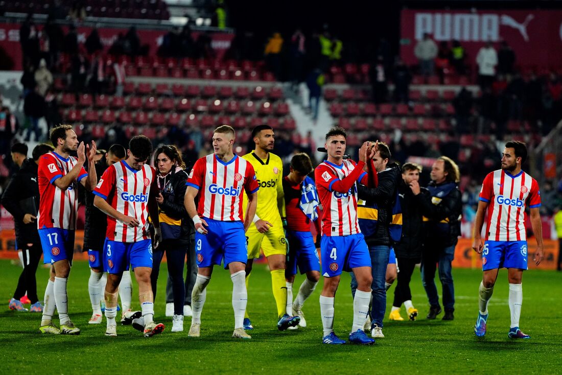 Elenco do Girona celebra mais uma vitória na La Liga