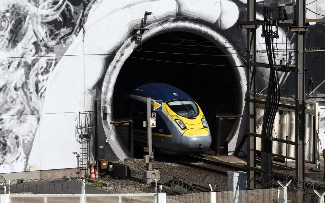 Um trem de passageiros Eurostar sai do Túnel da Mancha, operado pela EuroTunnel