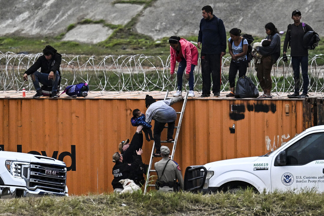 Pessoas cruzando a fronteira do México