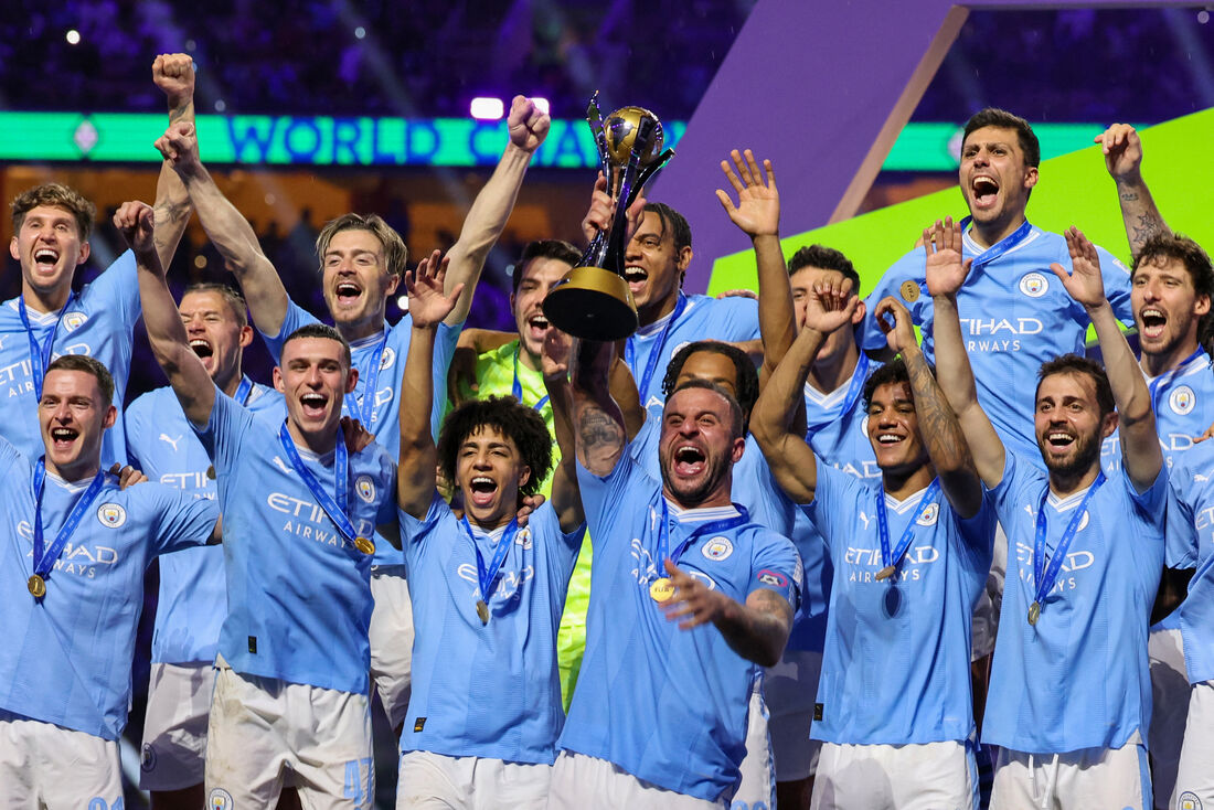 Jogadores do Manchester City levantam o troféu do Mundial de Clubes da FIFA 2023