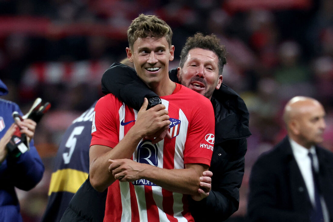 O técnico Diego Simeone celebra vitória com o autor do gol, Marcos Llorente 