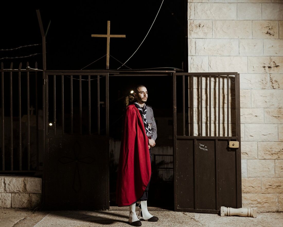 O escoteiro palestino Elias Diab, 23 anos, posa para um retrato do lado de fora da Igreja da Visitação, onde se acredita que a Virgem Maria tenha descansado durante sua viagem de Nazaré a Belém, na vila predominantemente cristã de Zababdeh