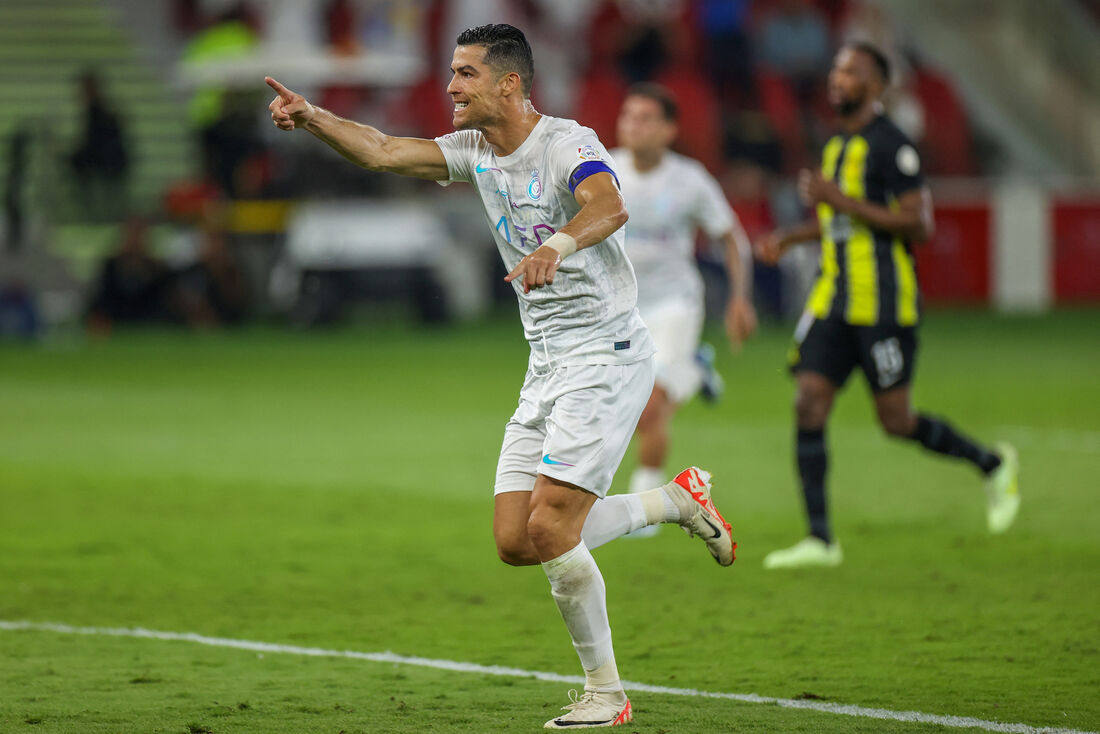 Cristiano Ronaldo celebra gol de pênalti contra o Al-Ittihad, do ex-companheiro de Real Madrid Karim Benzema