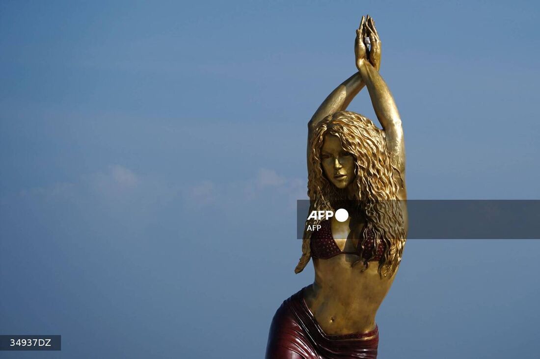 Estátua de Shakira no calçadão principal de Barranquilla, na Colômbia