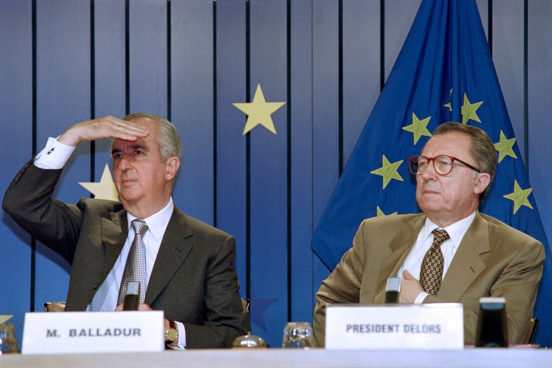 Edouard Balladur (L), e o presidente da Comissão Europeia, French Jacques Delors em 1993