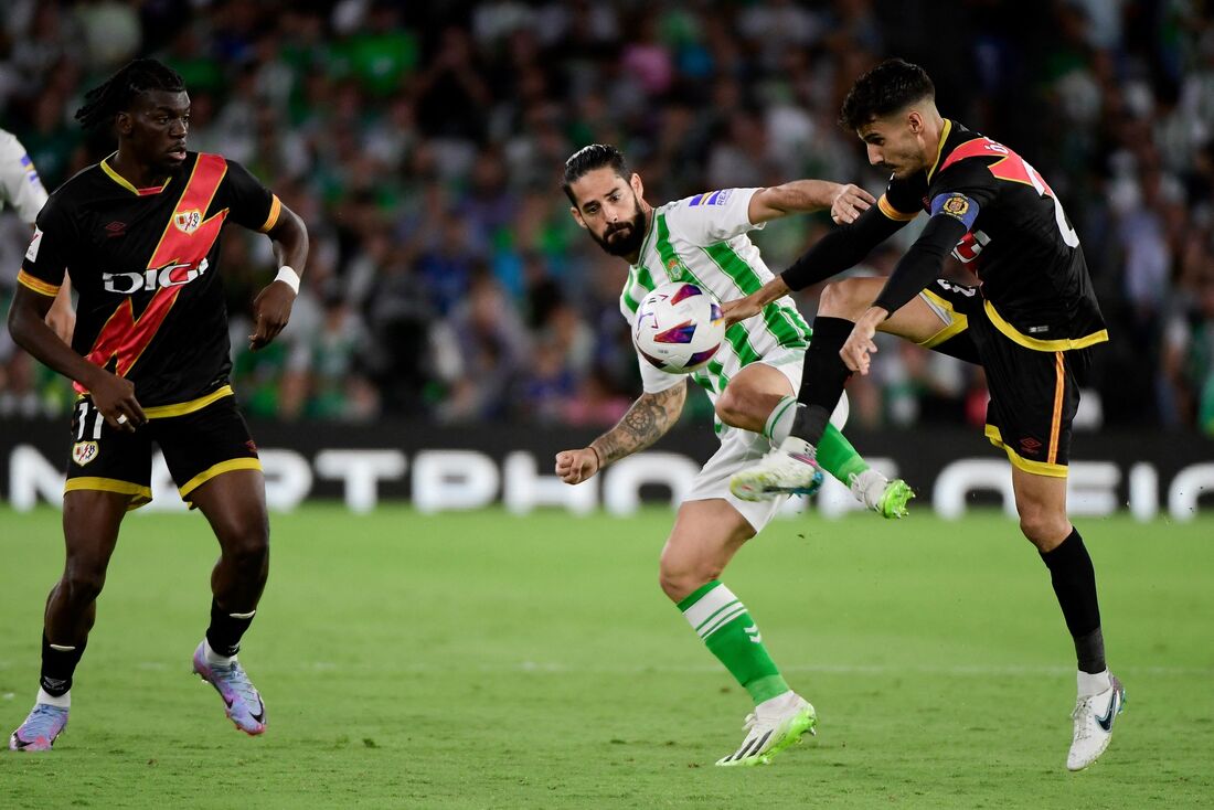 Isco disputa bola em partida contra o Rayo Vallecano