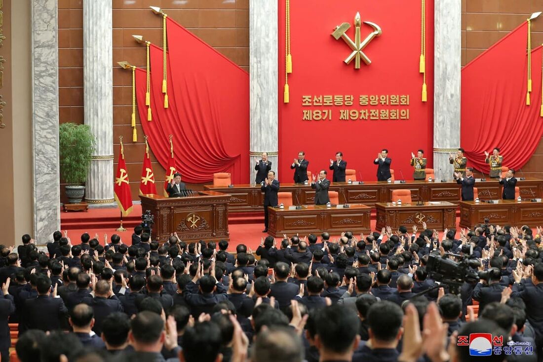 Kim Jong Un pede aceleração dos preparativos de guerra em reunião plenária do Partido dos Trabalhadores da Coreia