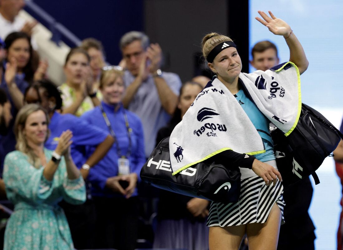 Tenista acena para o público após derrota para Coco Gauff durante o US Open