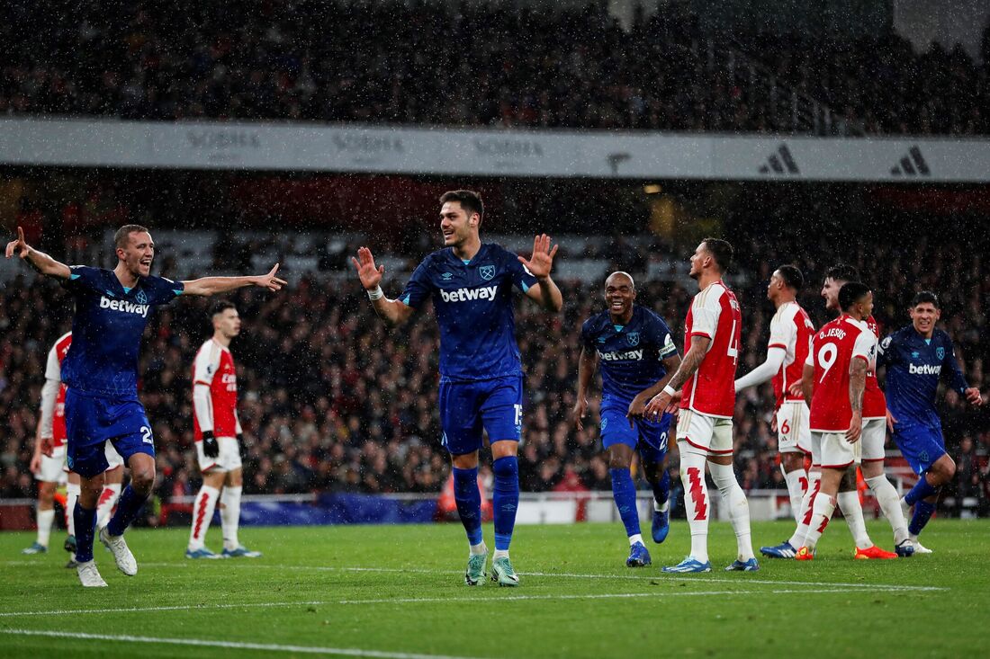 Konstantinos Mavropanos celebra após fazer o segundo gol dos Hammers