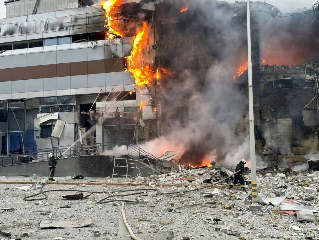 Prédio em chamas após bombardeio russo