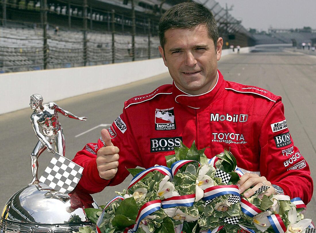 Gil de Ferran posa com o troféu do Indianapolis 500 Borg-Warner, em maio de 2003