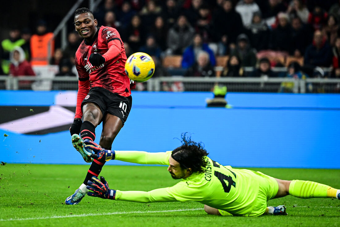 O atacante português Rafael Leão superou o goleiro Andrea Consigli e marcou o gol da vitória do Milan