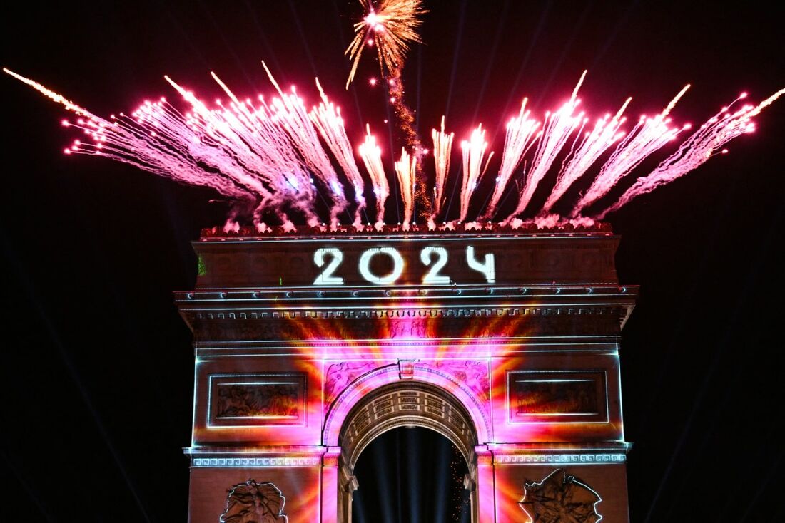 Réveillon no Arco do Triunfo, em Paris, na França