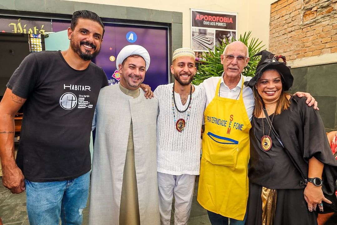 Café da manhã foi servido para pessoas em situação de rua