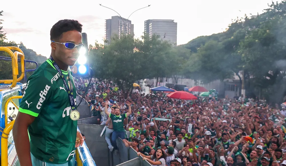 Endrick em cima do trio elétrico para a comemoração do título do Palmeiras