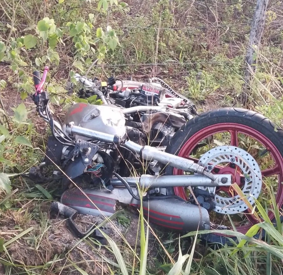 Moto foi encontrada no matagal fora da estrada e distante dos corpos na PE-50, em Limoeiro 