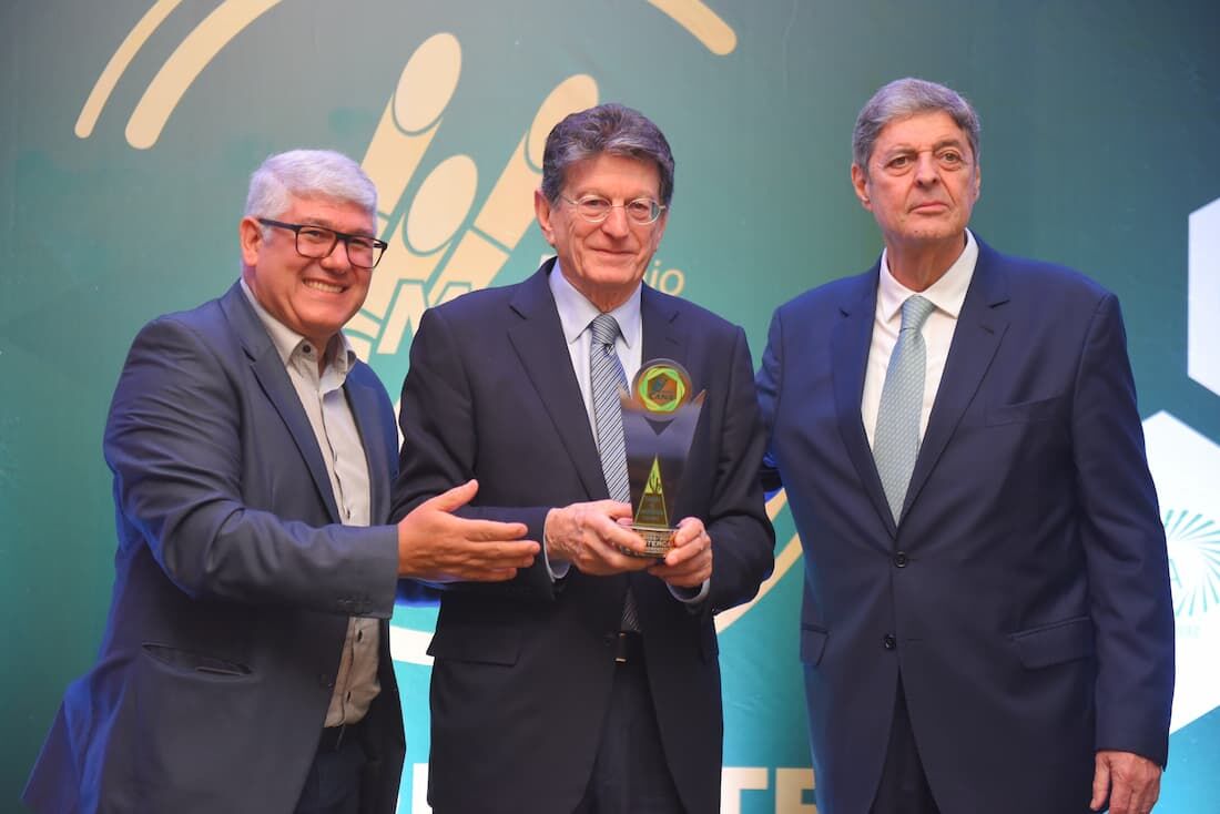 Antônio Celso (centro) recebe o troféu das mãos de Josias Messias, da ProCana (esquerda), e Renato Cunha, do Sindaçúcar-PE (direita)