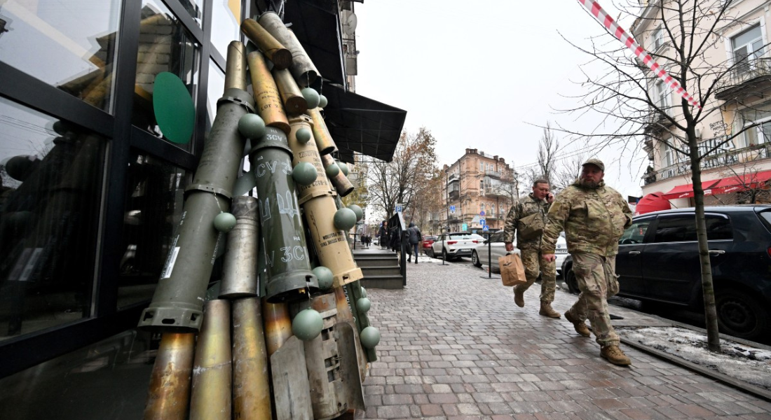 Diante de um café em Kiev, capital da Ucrânia, uma árvore 