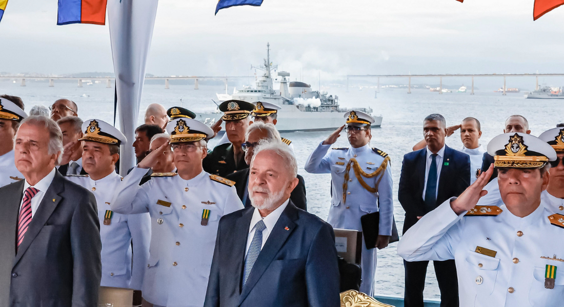 Lula na cerimônia do Dia do Marinheiro, ao lado do ministro José Múcio, da Defesa