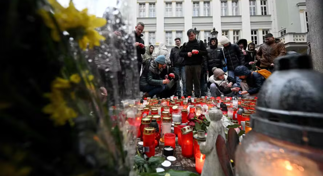 Memorial a vítimas de ataque a tiros na Universidade Charles, em Praga