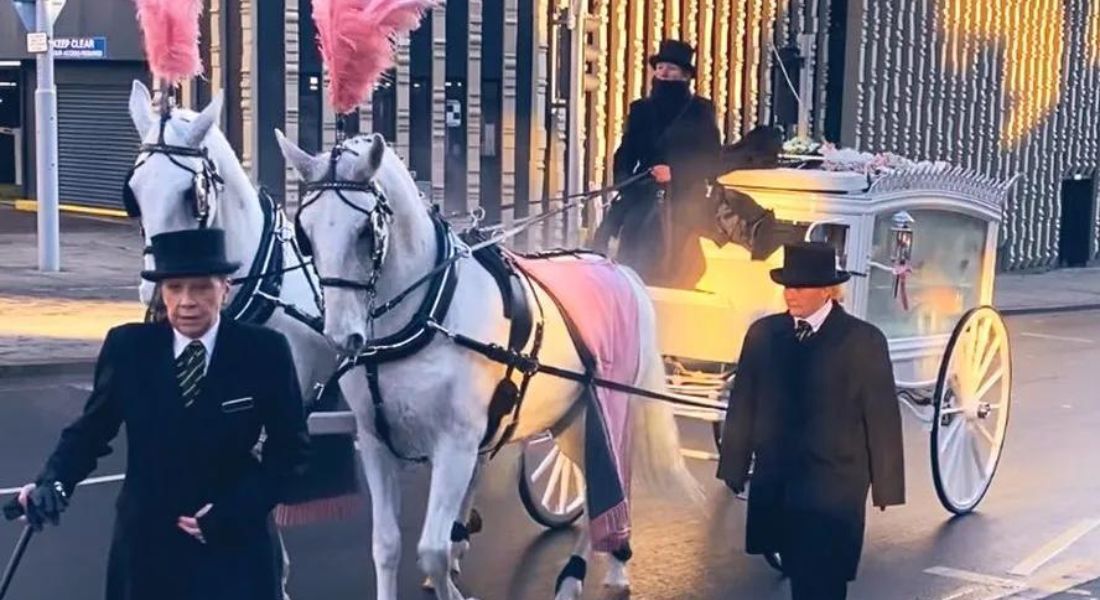 Bebê que morreu com doença rara no Reino Unido é levada de carruagem para funeral