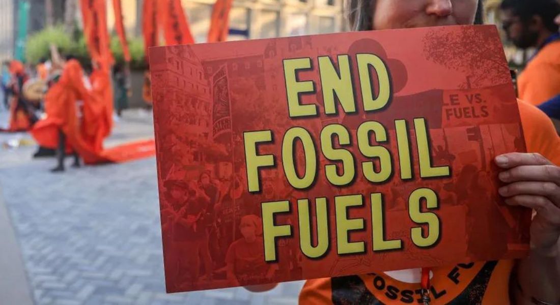 Ativistas protestam contra os combustíveis fósseis nos bastidores da COP28, a cúpula climática das Nações Unidas, em Dubai